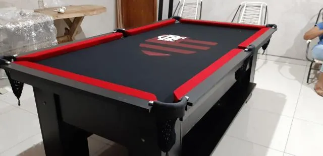 Mesa de Bilhar Cor Preta Tecido Preto Bordas Vermelhas Flamengo Modelo FLA1028