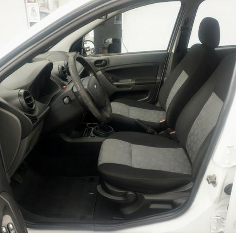 Fiesta Hatch 1.6 Flex Completo Único dono! - Foto 8