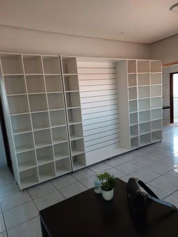 3 Prateleiras MDF com painel para peças íntimas e 49 nichos para loja.