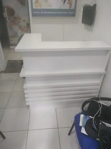 Balcão de recepção branco em L ripado  - Foto 4
