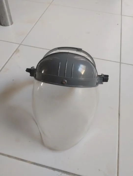 Máscara de proteção em acrílico