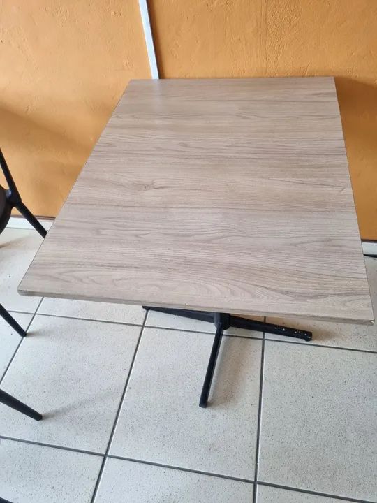 Mesa em Madeira pinus Amadeirada