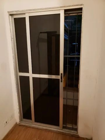 Janela / Porta de alumínio de correr 1,17m x 2,15m com insufilm escuro linha 25 - Foto 4