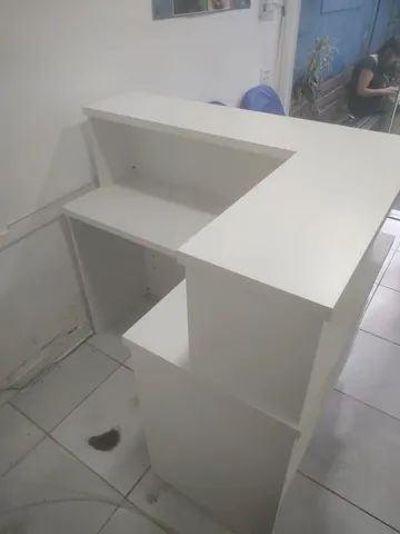 Balcão de recepção branco em L ripado  - Foto 2