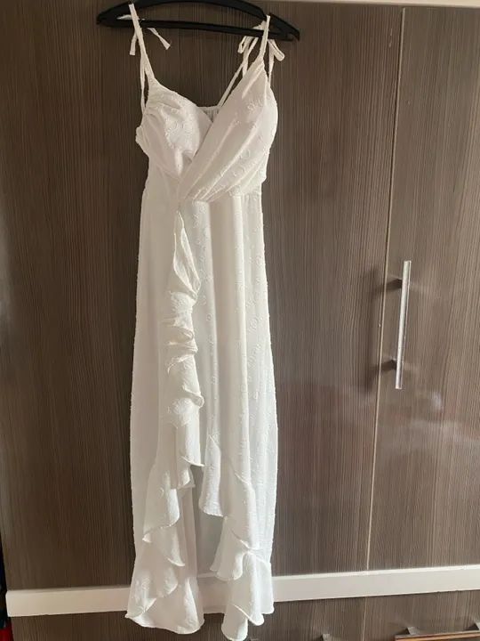 Vestido branco de renda para festa