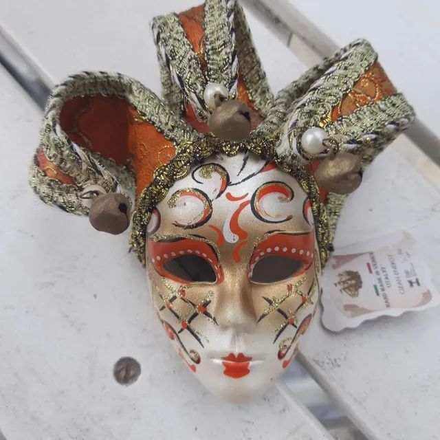 máscara veneziana antiga em porcelana com pintura manual