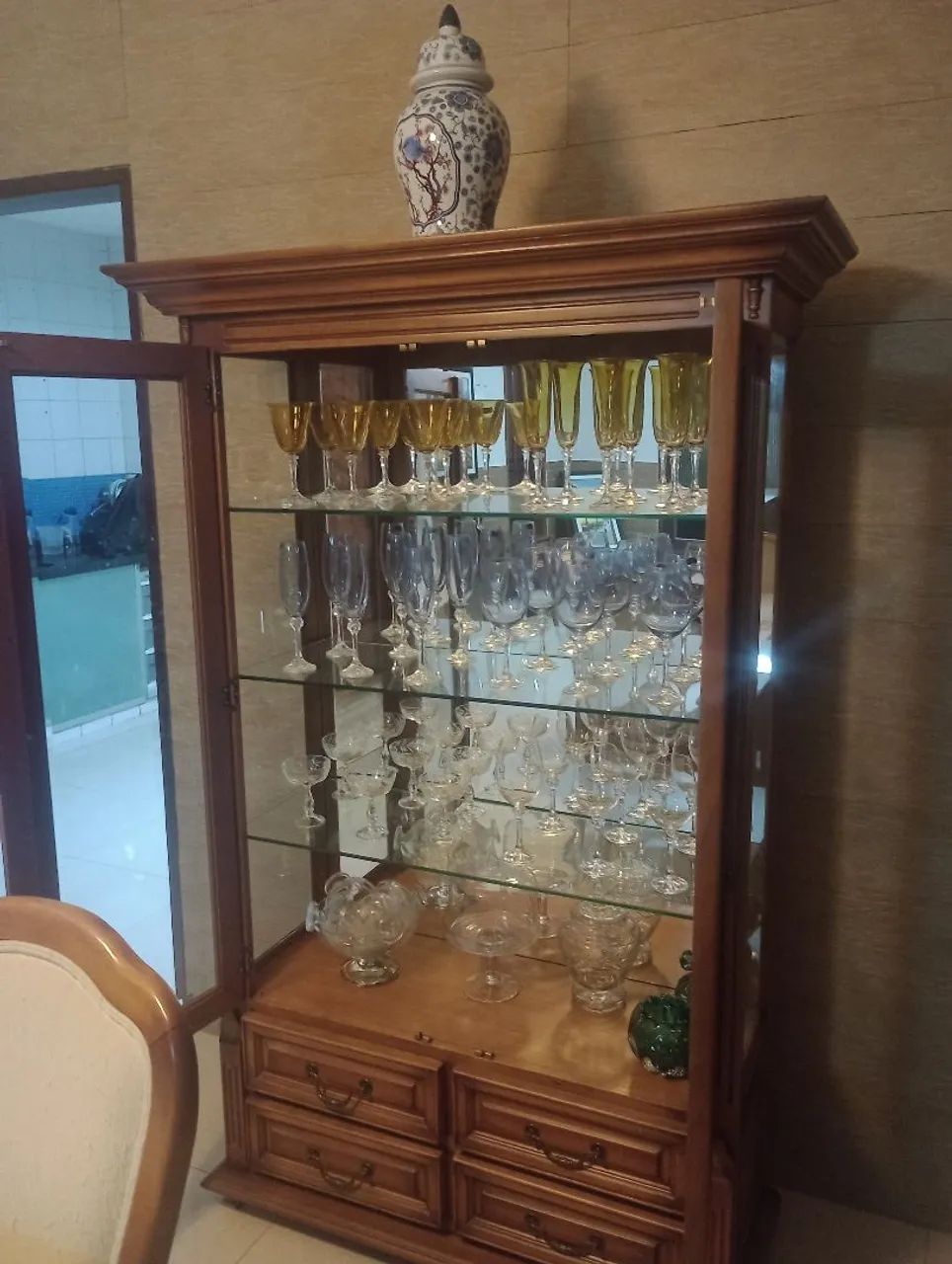 Cristaleira de madeira 64305772334850120