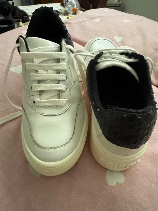 Tênis branco com detalhes em preto