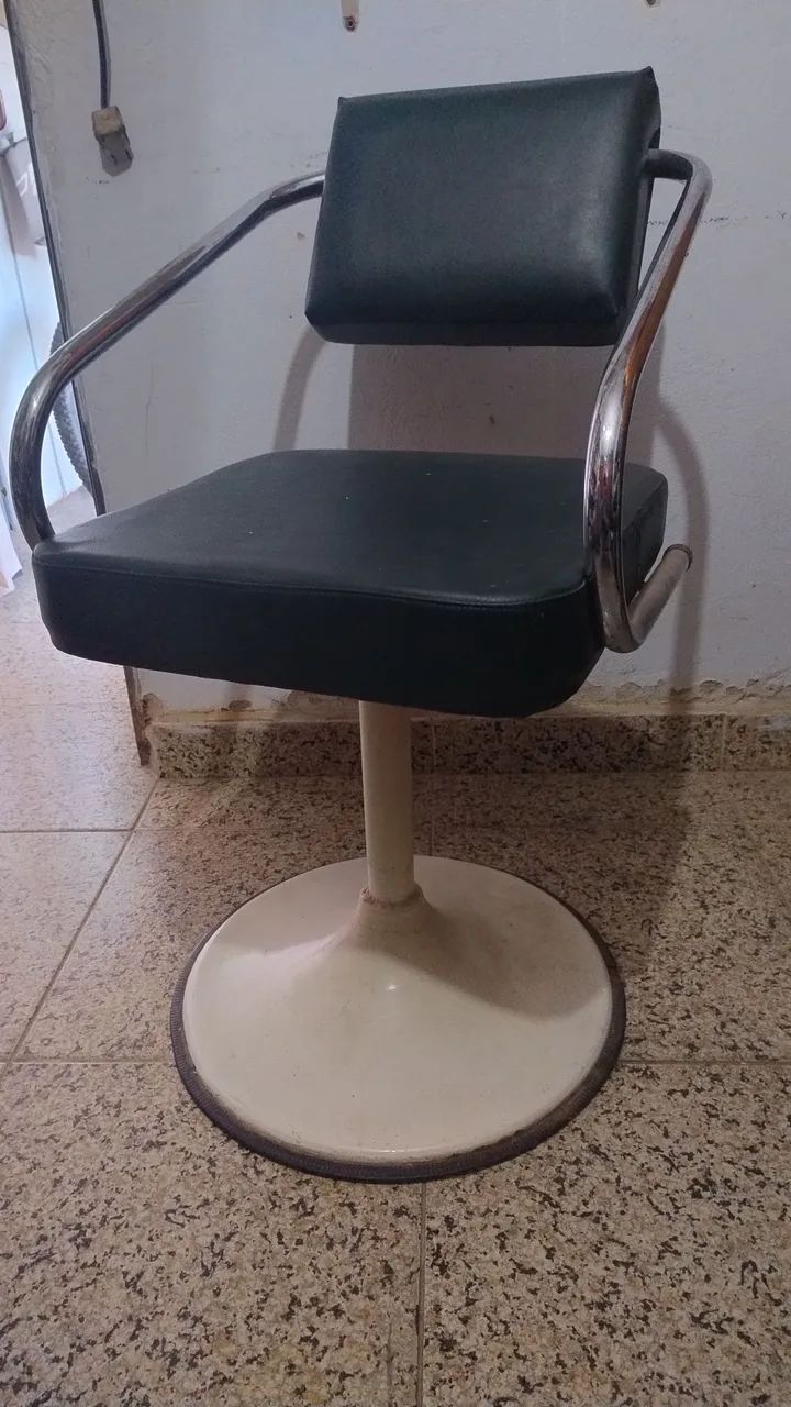 Cadeirade Barbeiro Giratória Preta com Apoio - Foto 2
