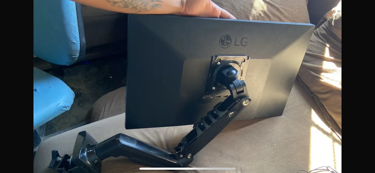 Monitor LG com suporte articulado