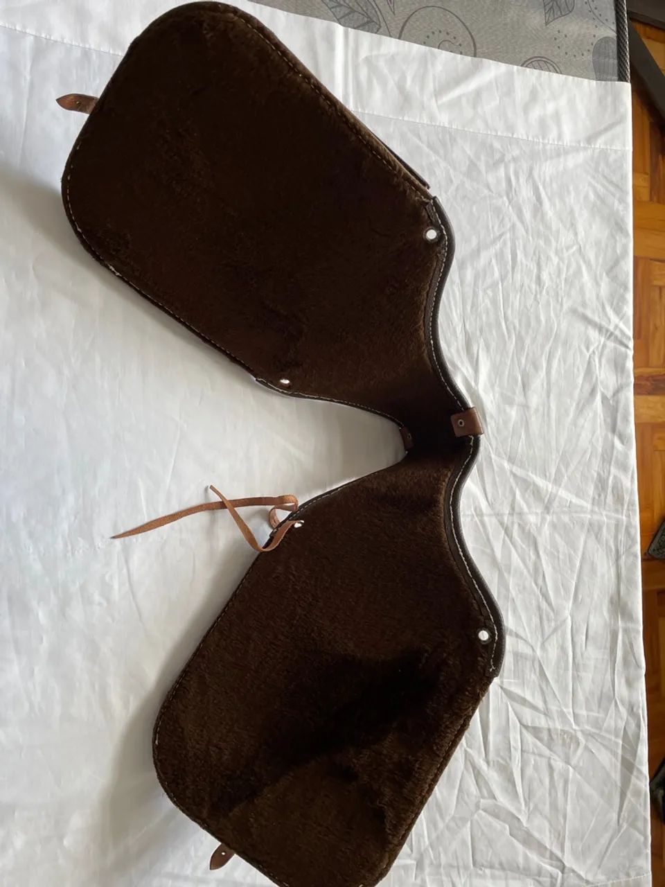 Alforje/ bolsa de couro com lã de carneiro  - Foto 2