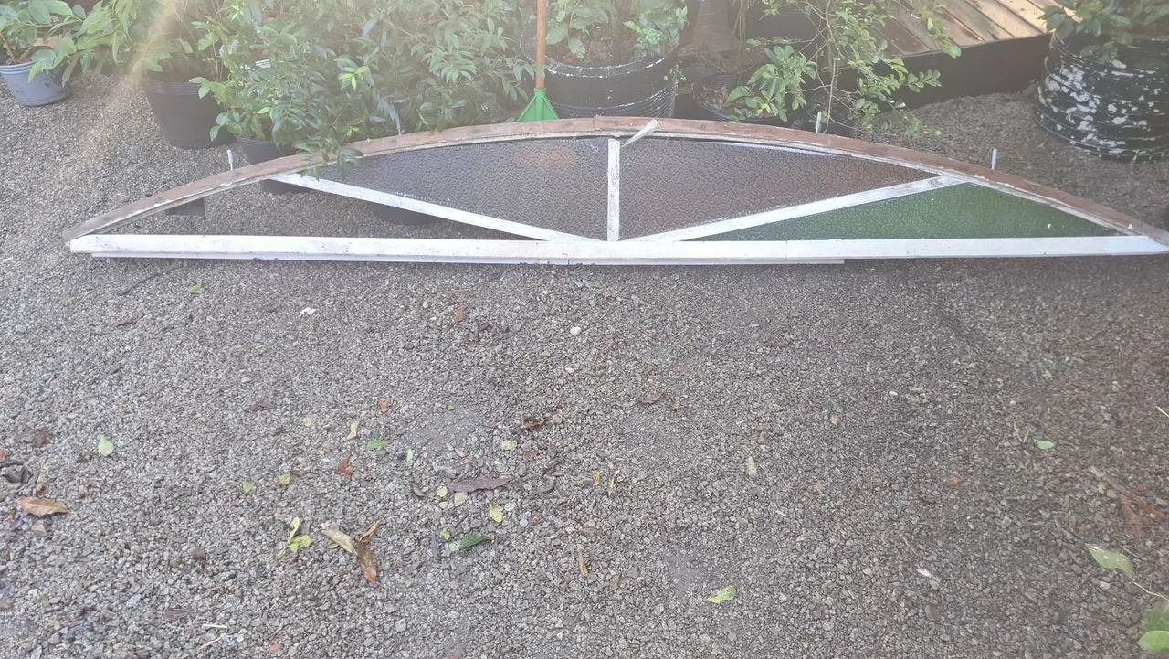 Janela de vidro antiga em arco