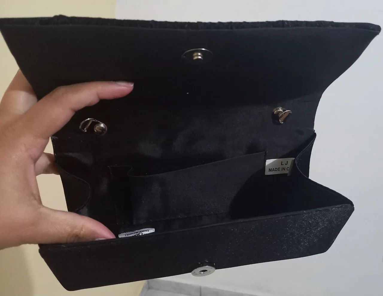Bolsa de mão preta com detalhe drapeado - Foto 4