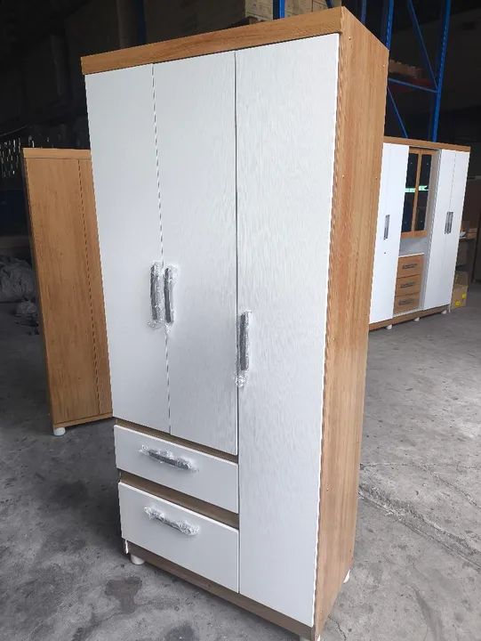 Guarda-roupa 3 portas com 2 gavetas