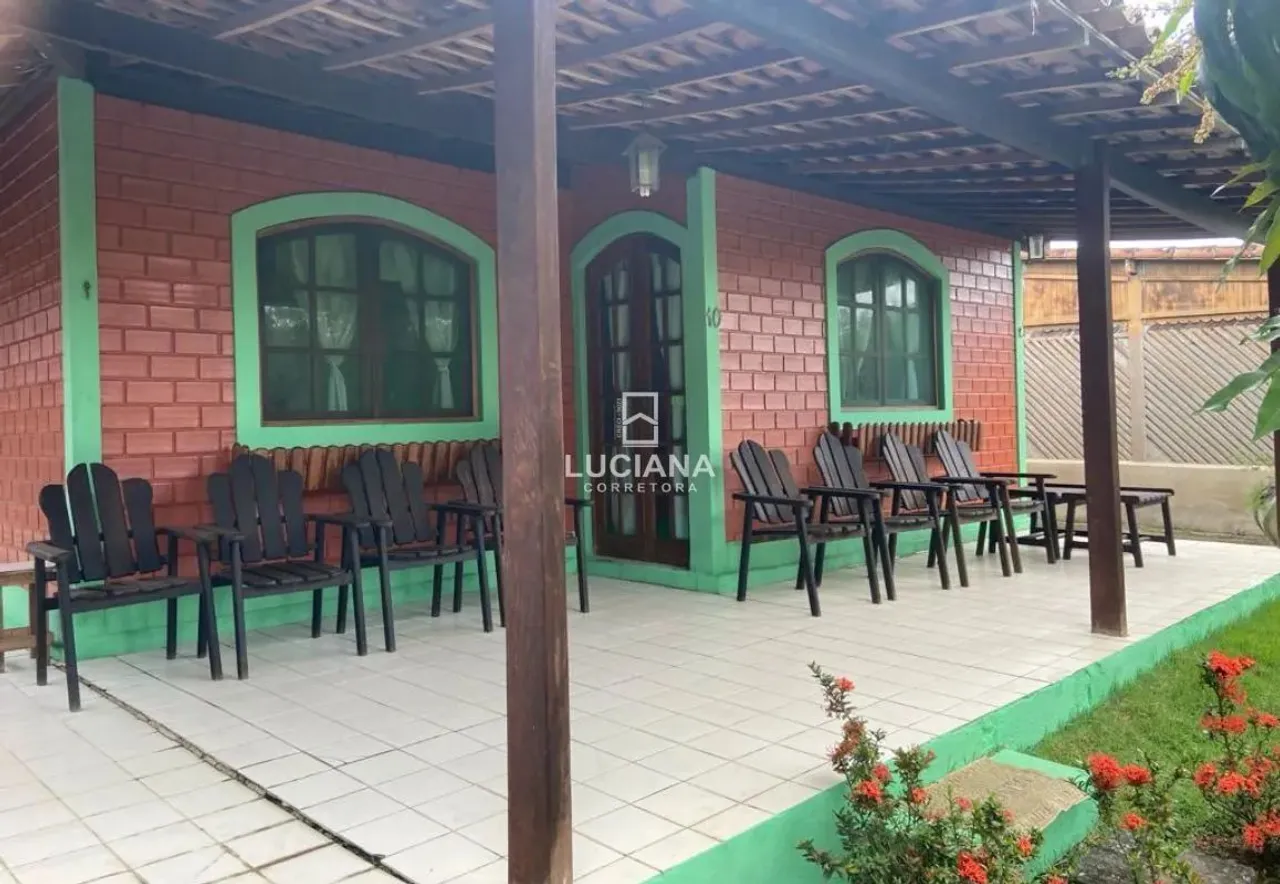 Casa com 3 quartos em condomínio fechado.