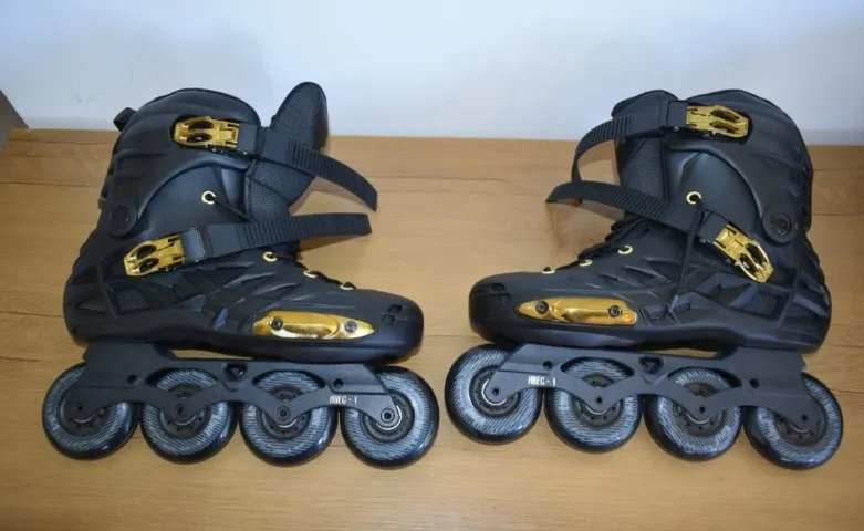 Patins Darkness Gold Oxer tamanho 40 + kit proteção Mormaii