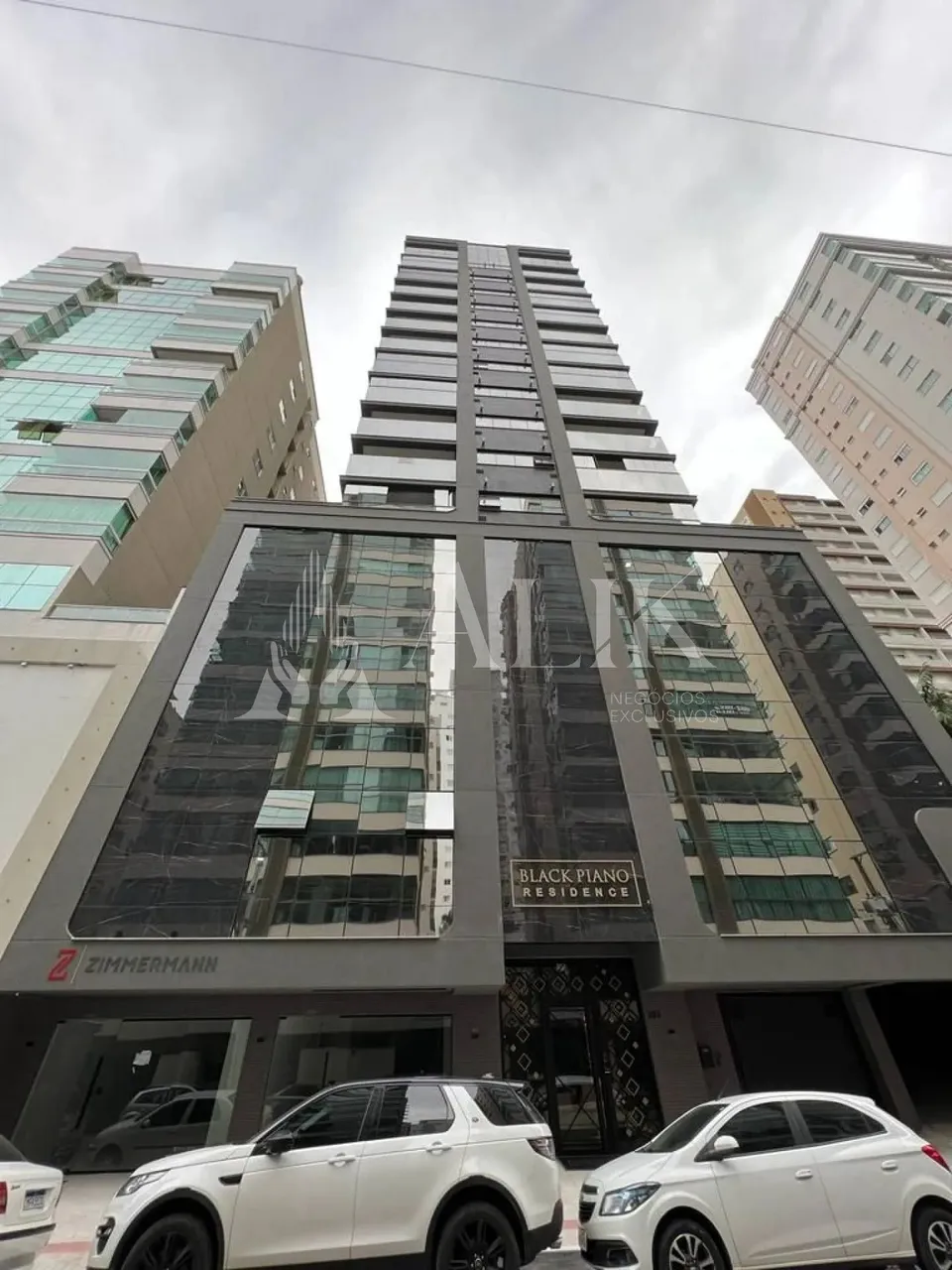 Apartamento finamente mobiliado Rua 236 com 3 Suítes à venda - Meia Praia Lazer no Rooftop