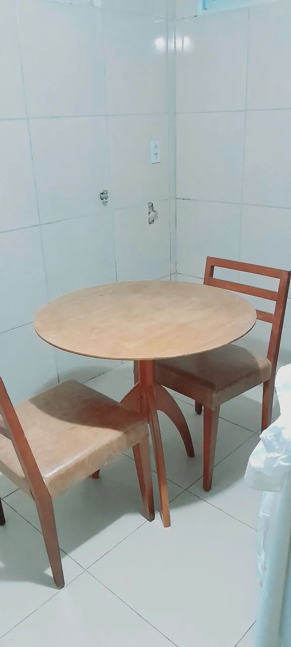 Mesa redonda de madeira  pura. Com duas  cadeiras  acento em couro. Zap * - Foto 5