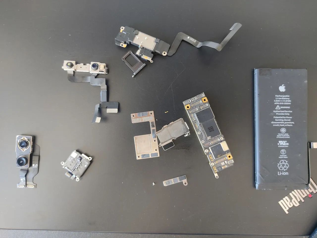 Todas peças de iPhone 11 (placa mãe desliga depois de 15 segundos ligado)