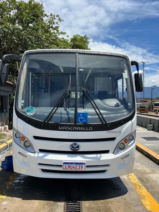 Ônibus urbano de fretamento muito novo único dono .