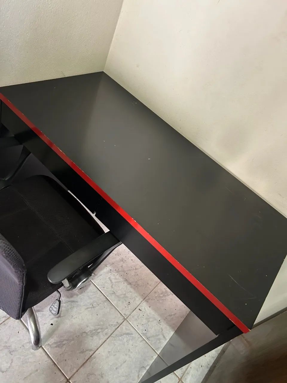 Mesa Gamer Preta com Detalhe Vermelho