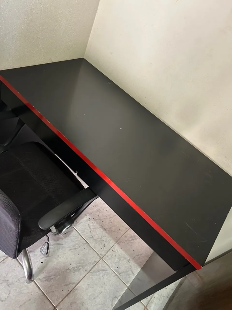 Mesa Gamer Preta com Detalhe Vermelho