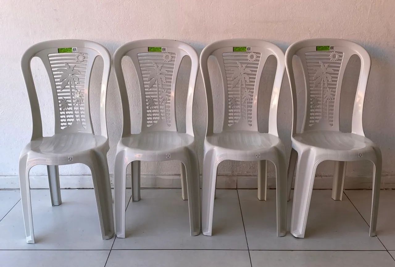 CADEIRAS DE PLÁSTICO 