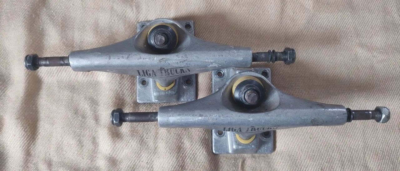 Trucks Liga usado pouco e roda Black ship nova . - Foto 2