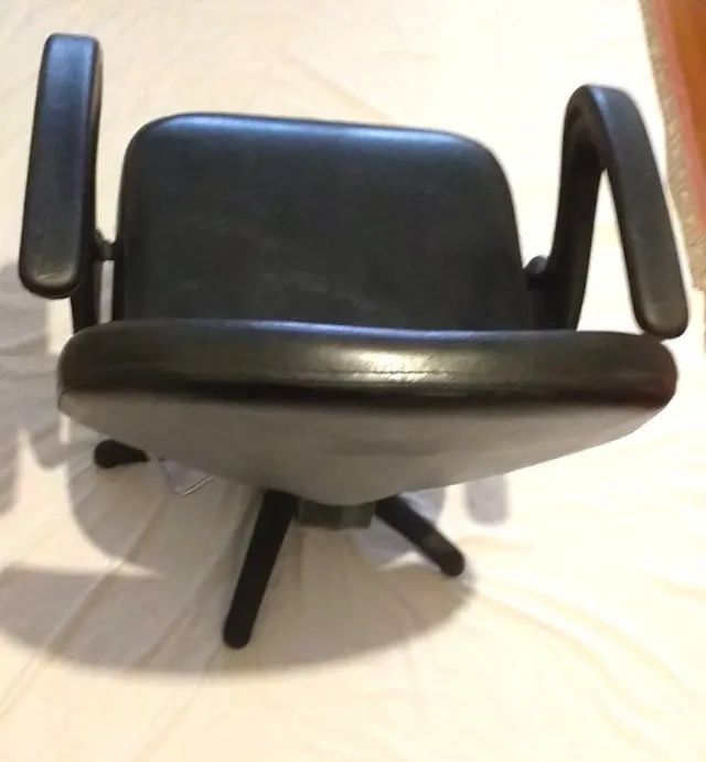 Cadeira para corte de cabelos em salões. De residência, praticamente sem uso. - Foto 3