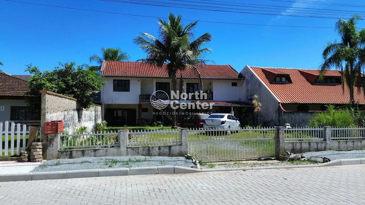 Sobrado Amplo a 50 Metros da Lagoa com Amplo Quintal á venda, Bairro Pinheiros, Balneário 