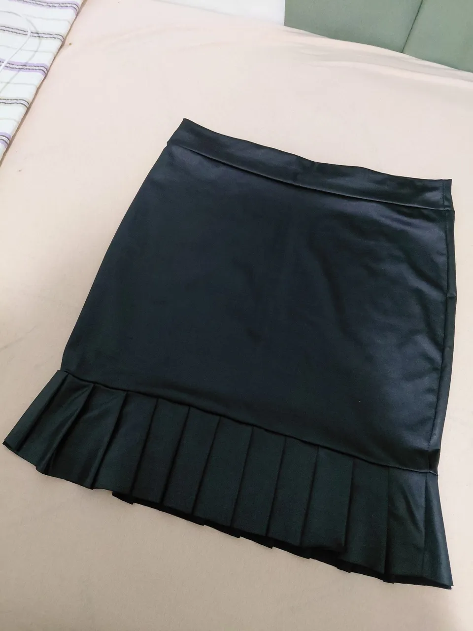 Saia preta com detalhe plissado