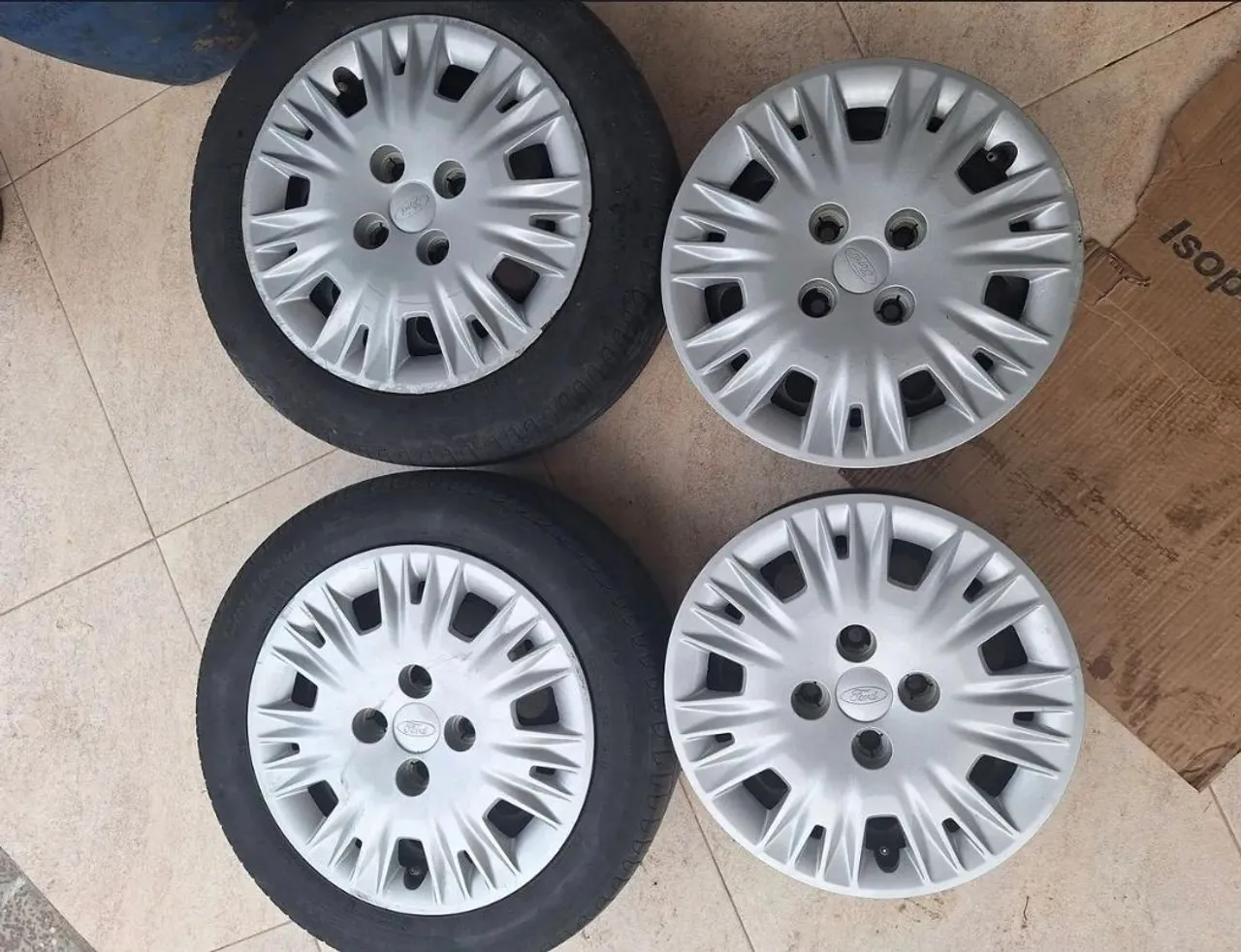 Jogo de rodas Ford com calotas