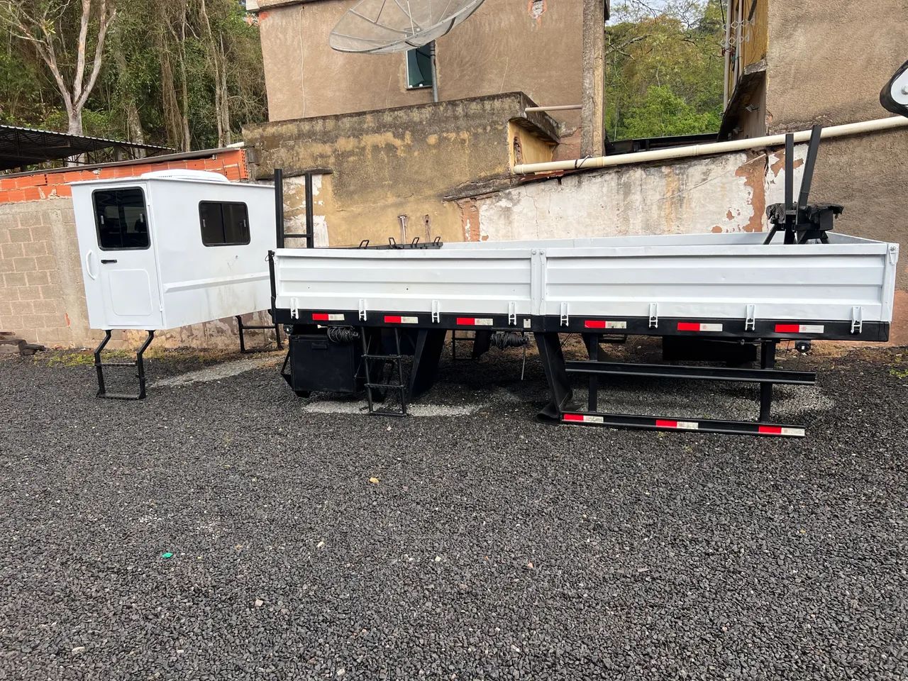 Carroceria de ferro para caminhão toko semi nova medida 4,70 x2,54 - Foto 8
