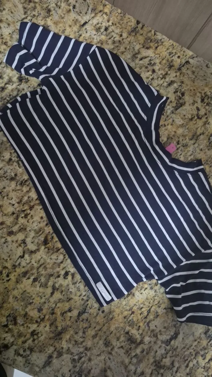 Camiseta listrada azul marinho e branco