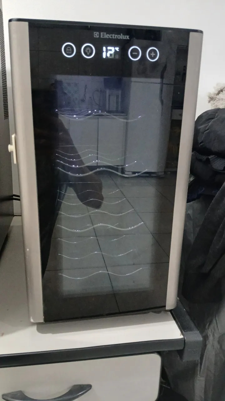 Adega Electrolux com controle de temperatura