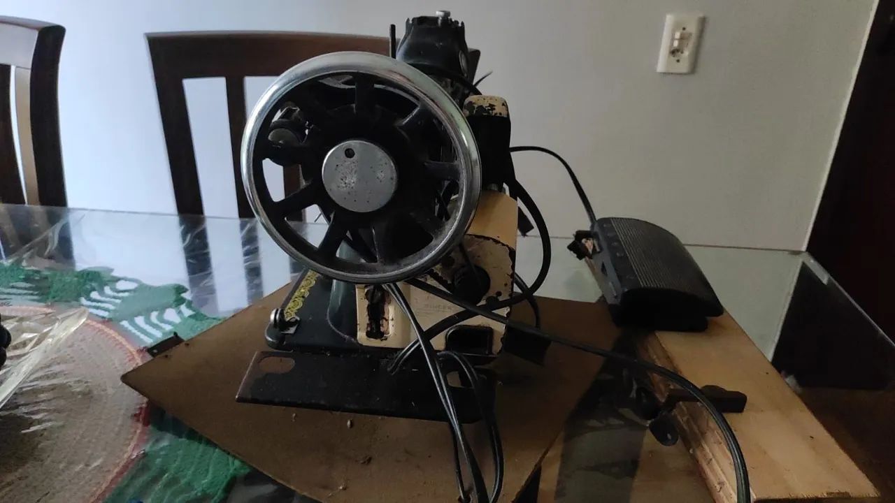 Máquina de Costura Singer Antiga - Foto 2