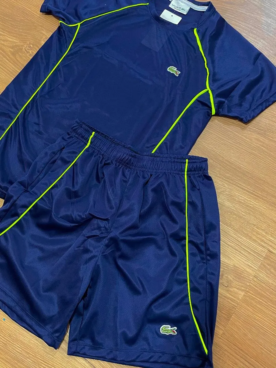 Conjunto Lacoste Azul Marinho com Detalhes em Neon