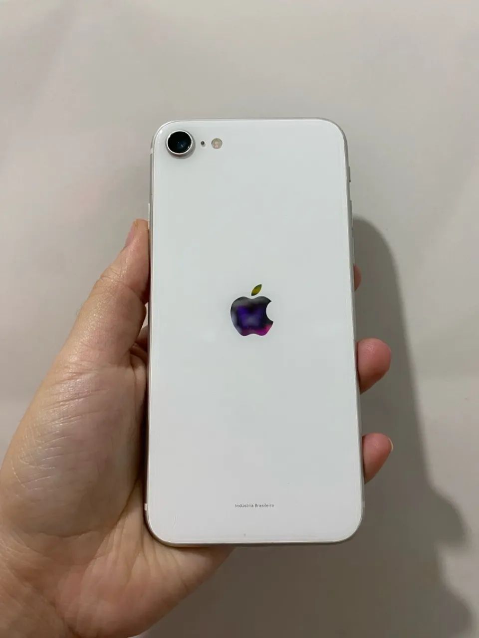 iPhone SE 64GB iOS atualizado impecável funcionando tudo perfeitamente  - Foto 2