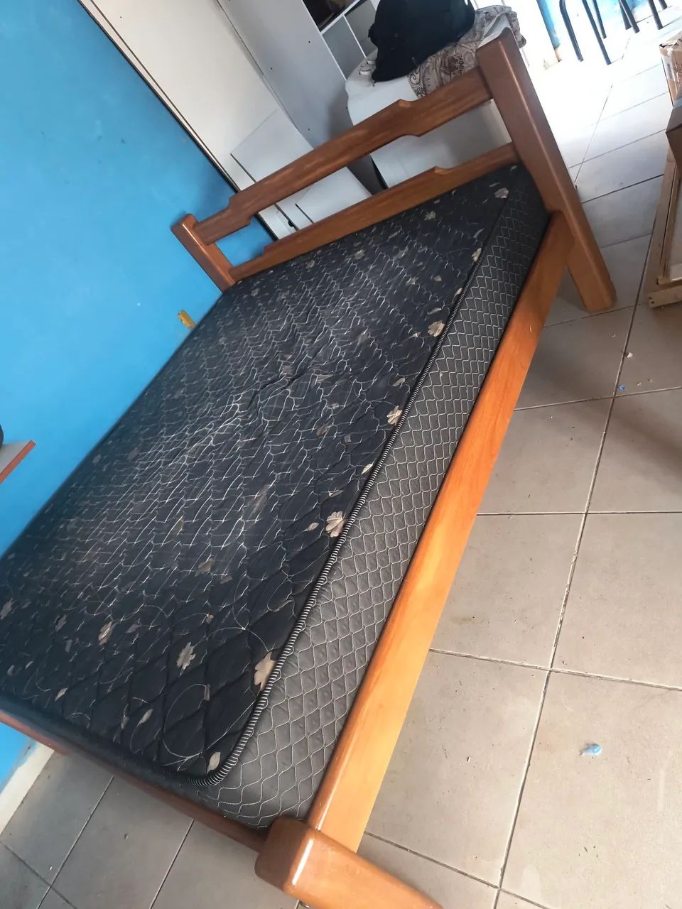 Cama de madeira com colchão