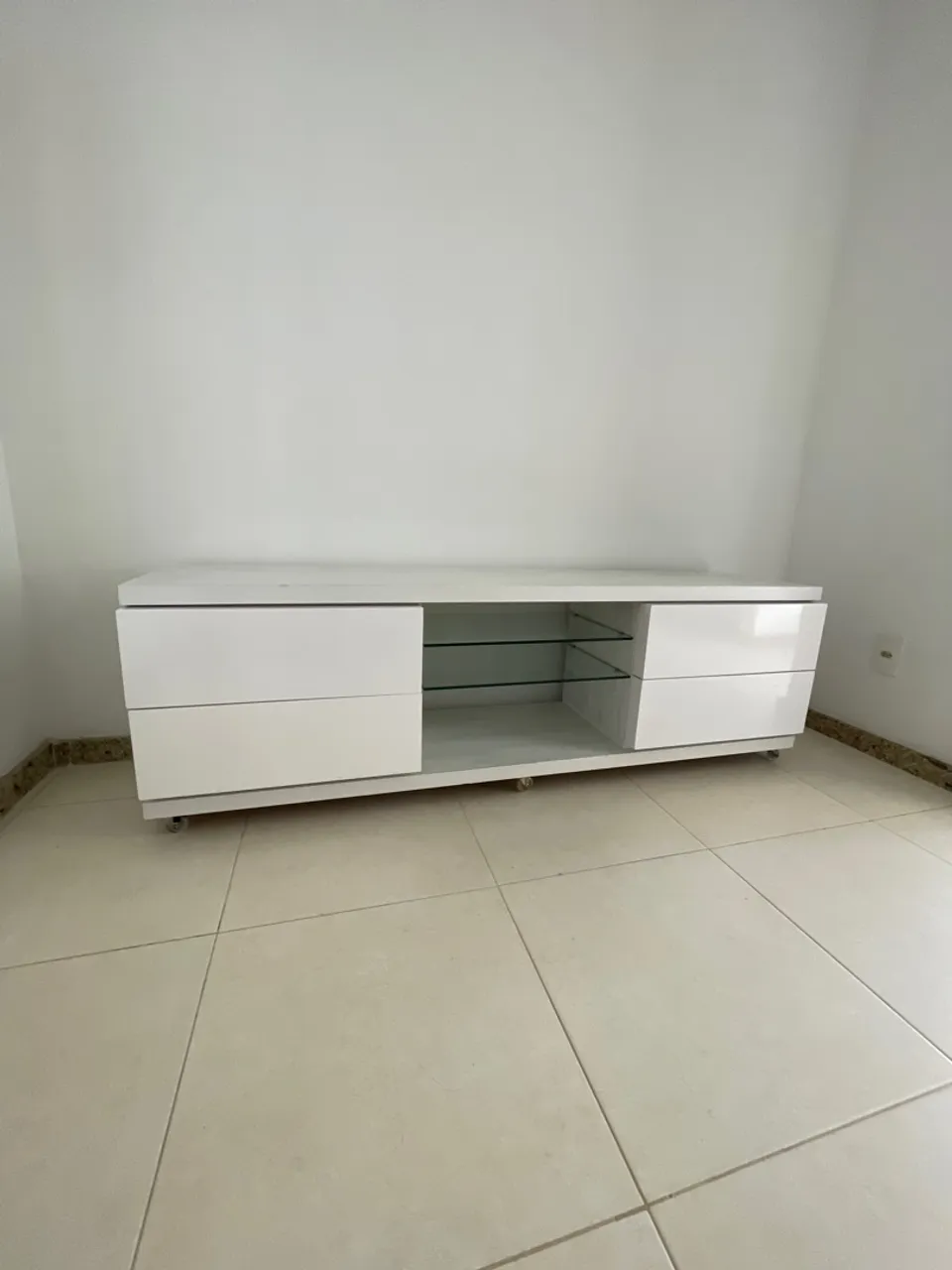 Rack para TV branco com 3 gavetas