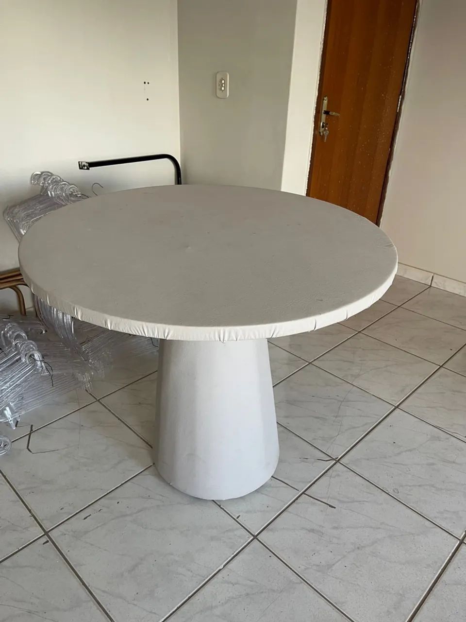 Mesa redonda de madeira revestida em courino