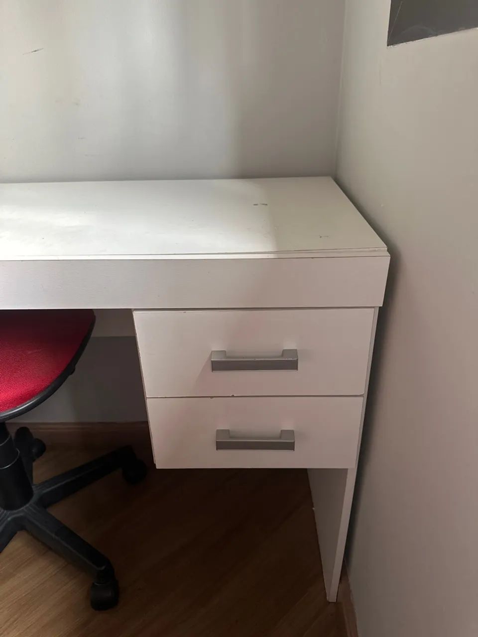 Mesa branca com cadeira  - Foto 2