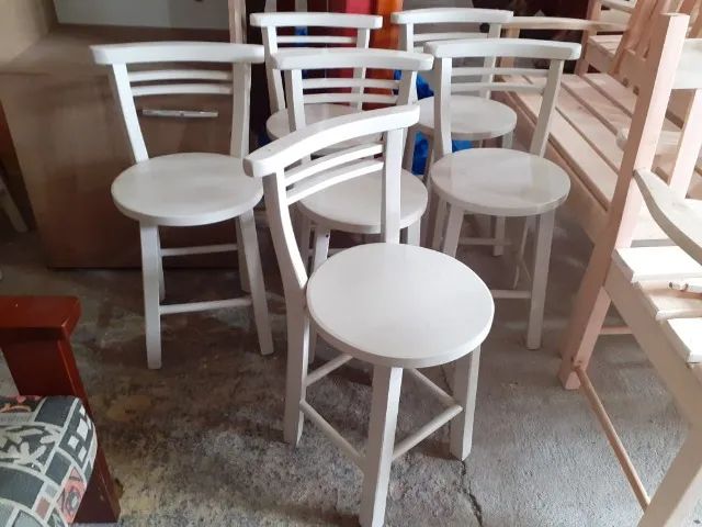 Banquetas redondas decorativas com encosto, novas. Tem 50cm de altura, madeira eucalipto. - Foto 3