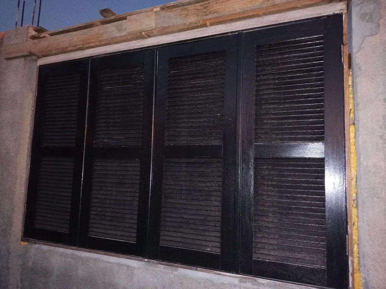 Janela de Madeira Angelim com Veneziana Preta - Foto 2