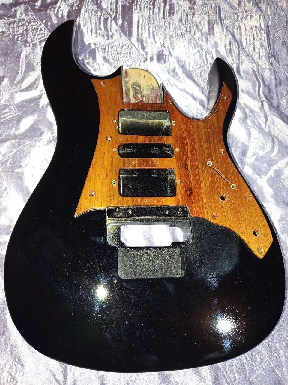 Guitarra Corpo Sólido - Preto com escudo e tampa traseira em madeira.