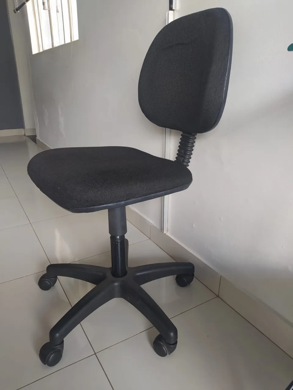 Cadeira de Escritório Preta com Rodinhas