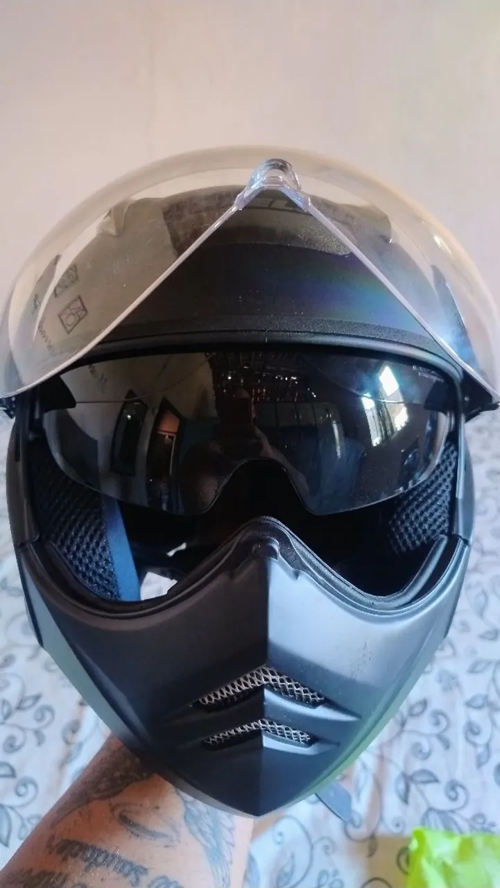 Capacete de moto com Viseira Solar Integrada.