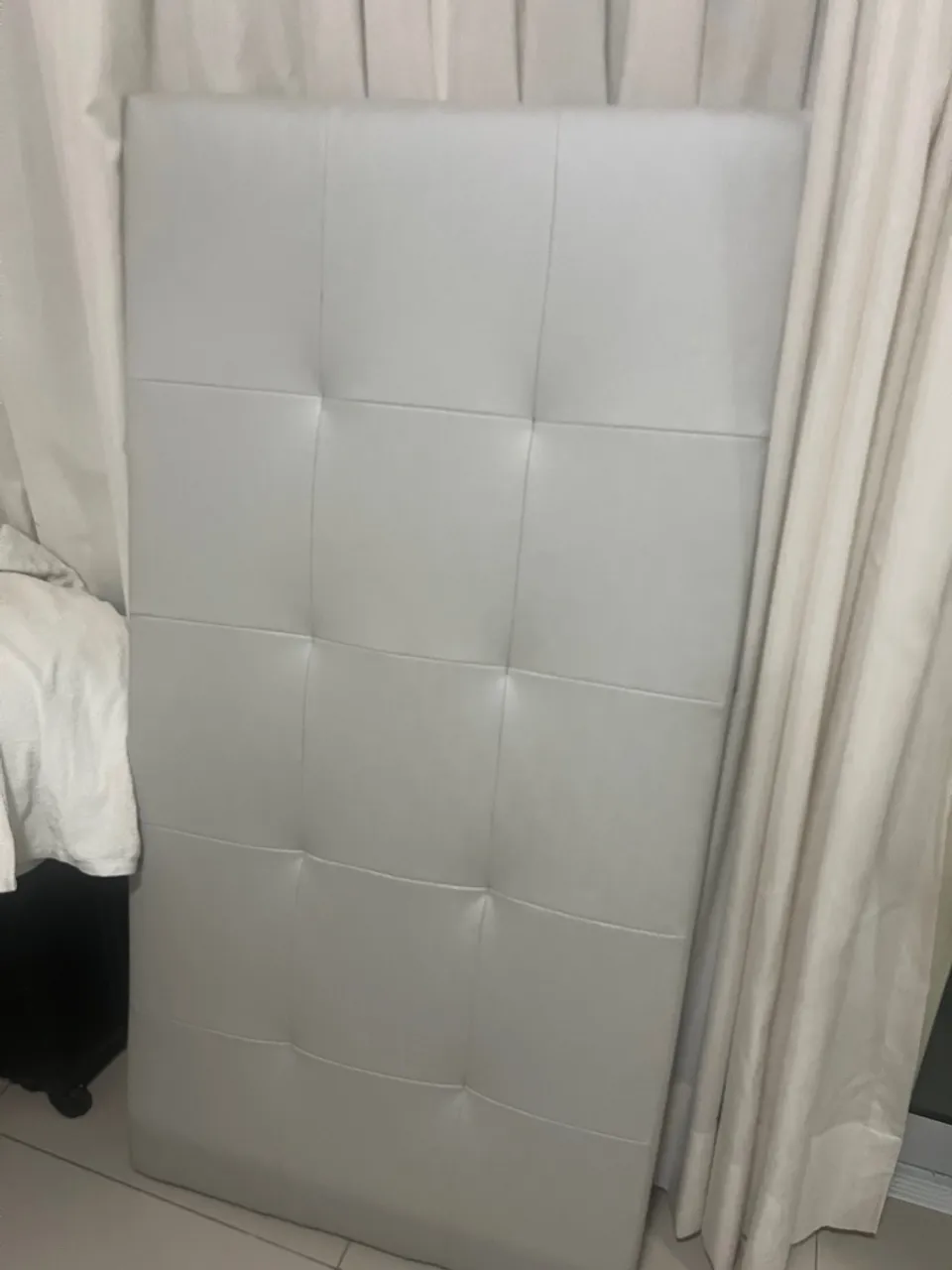 Cabeceira Estofada Cinza com Design Elegante