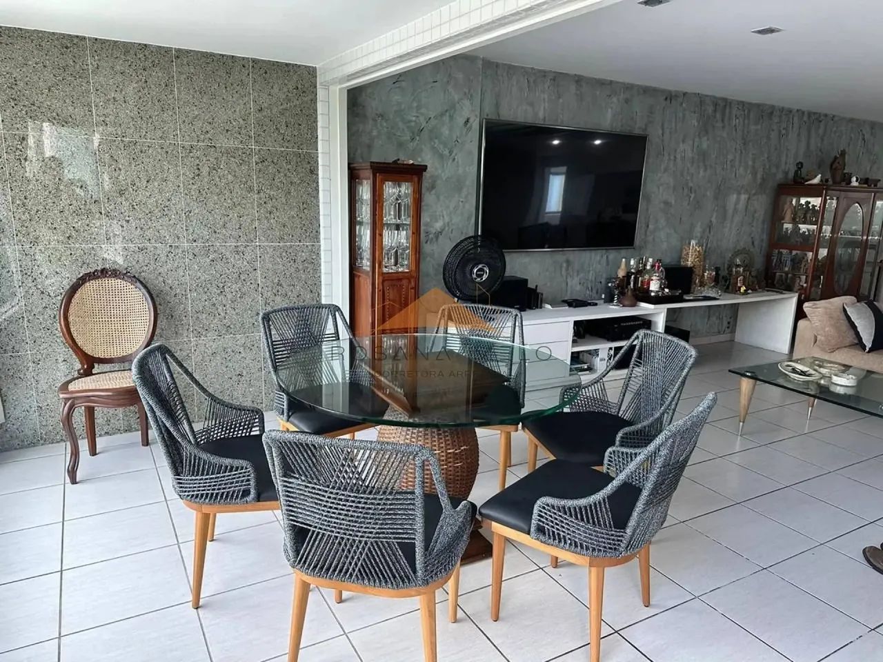 Apartamento com 4 quartos, lavabo, cozinha com copa, área de serviço, dependência completa