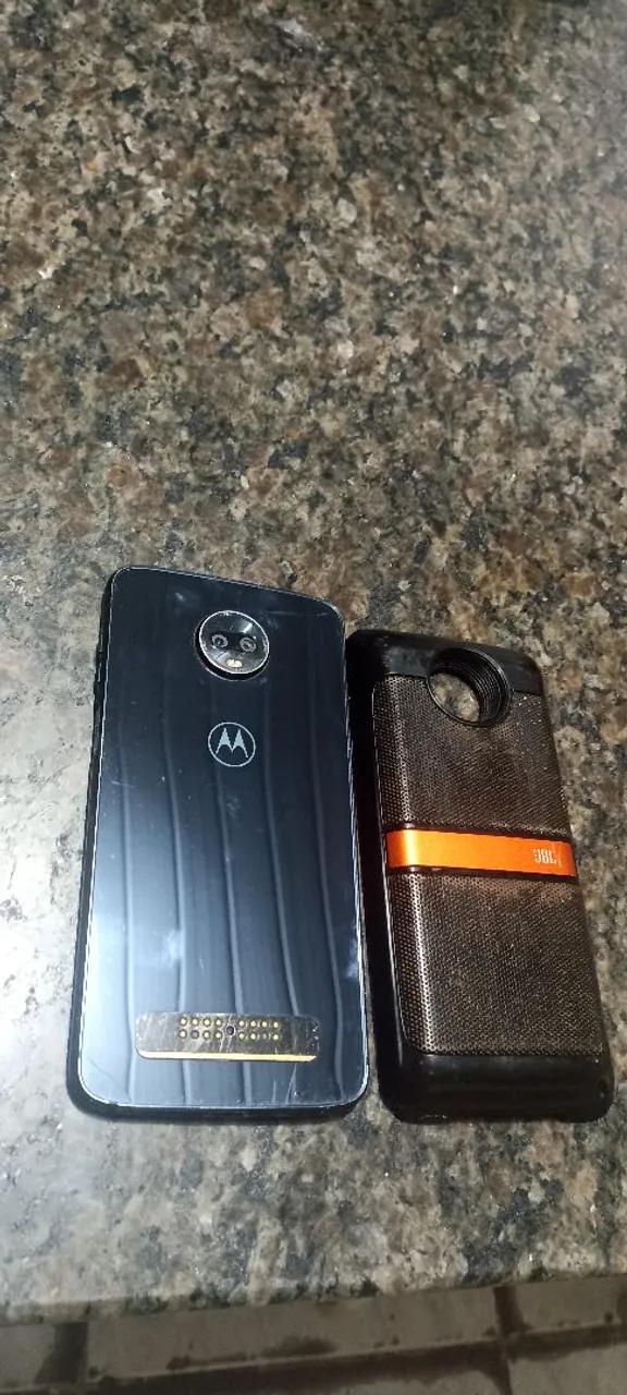 Moto z3 tela quebrada placa boa.. avalio propostas..